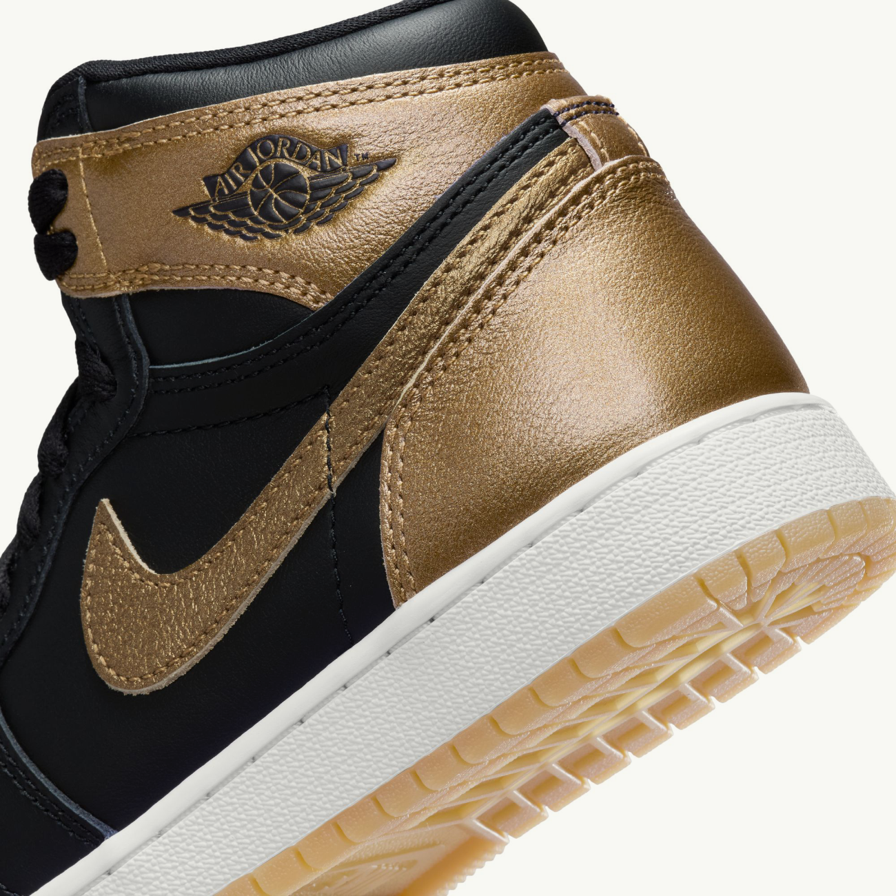 Grade School Air Jordan 1 Retro High OG - 'Metallic Gold'